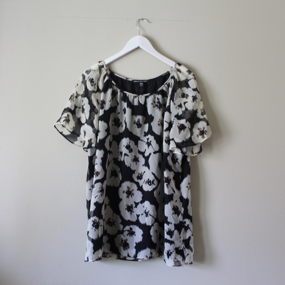 Floral white and black blouse size 16W briggs